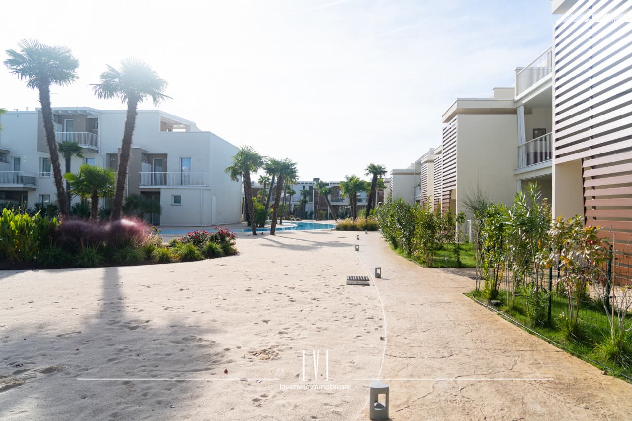 003  Wave 02458 Wmk 0.jpg