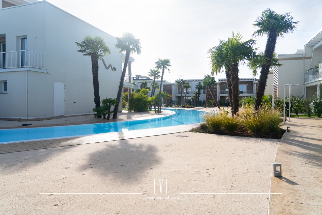 004  Wave 02459 Wmk 0.jpg