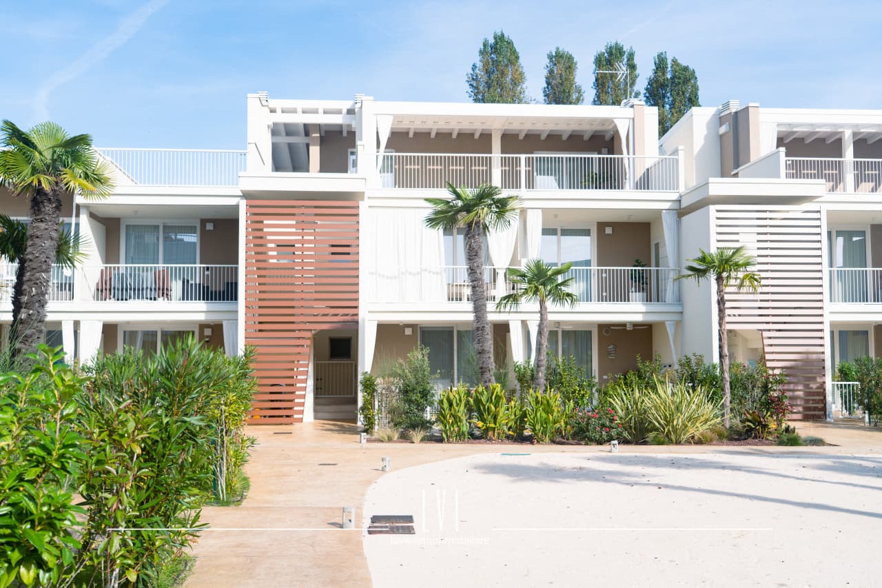 001  Wave 02462 Wmk 0.jpg