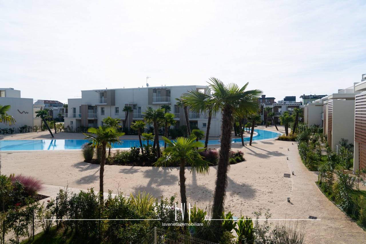 000  Wave 02478 Wmk 0.jpg