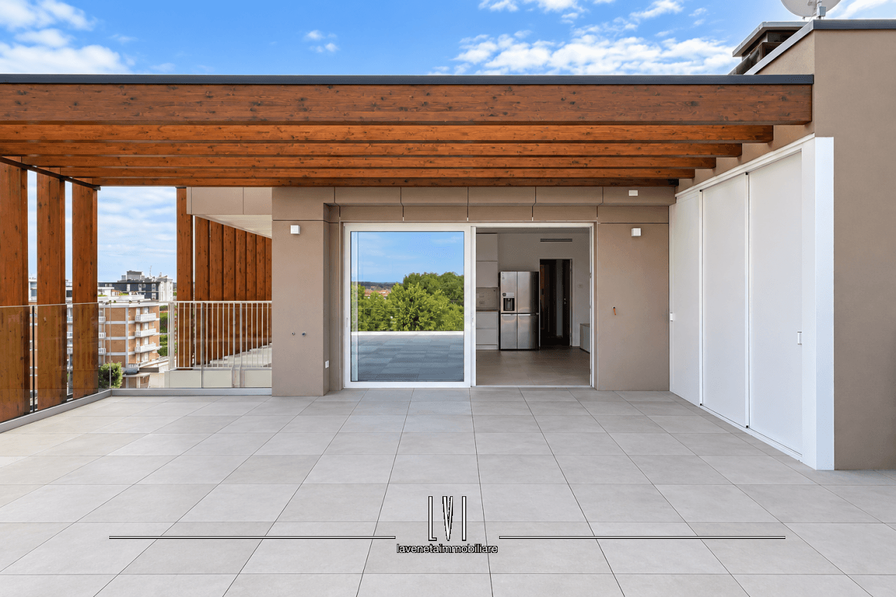 000 Terrazza Moderna Con Vista Sull Interno Wmk 0.png