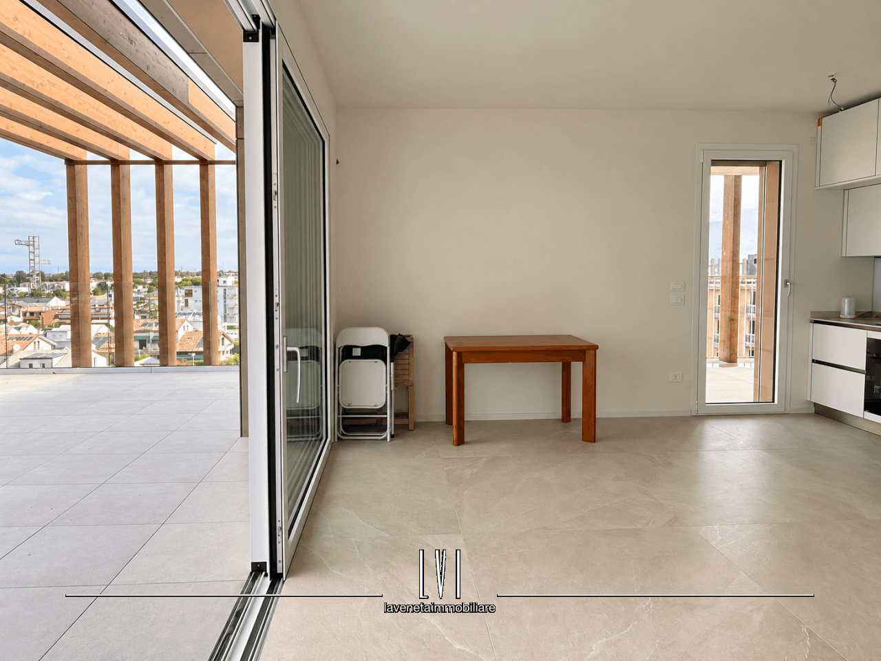 003 Soggiorno Minimalista Con Terrazza Wmk 0.png