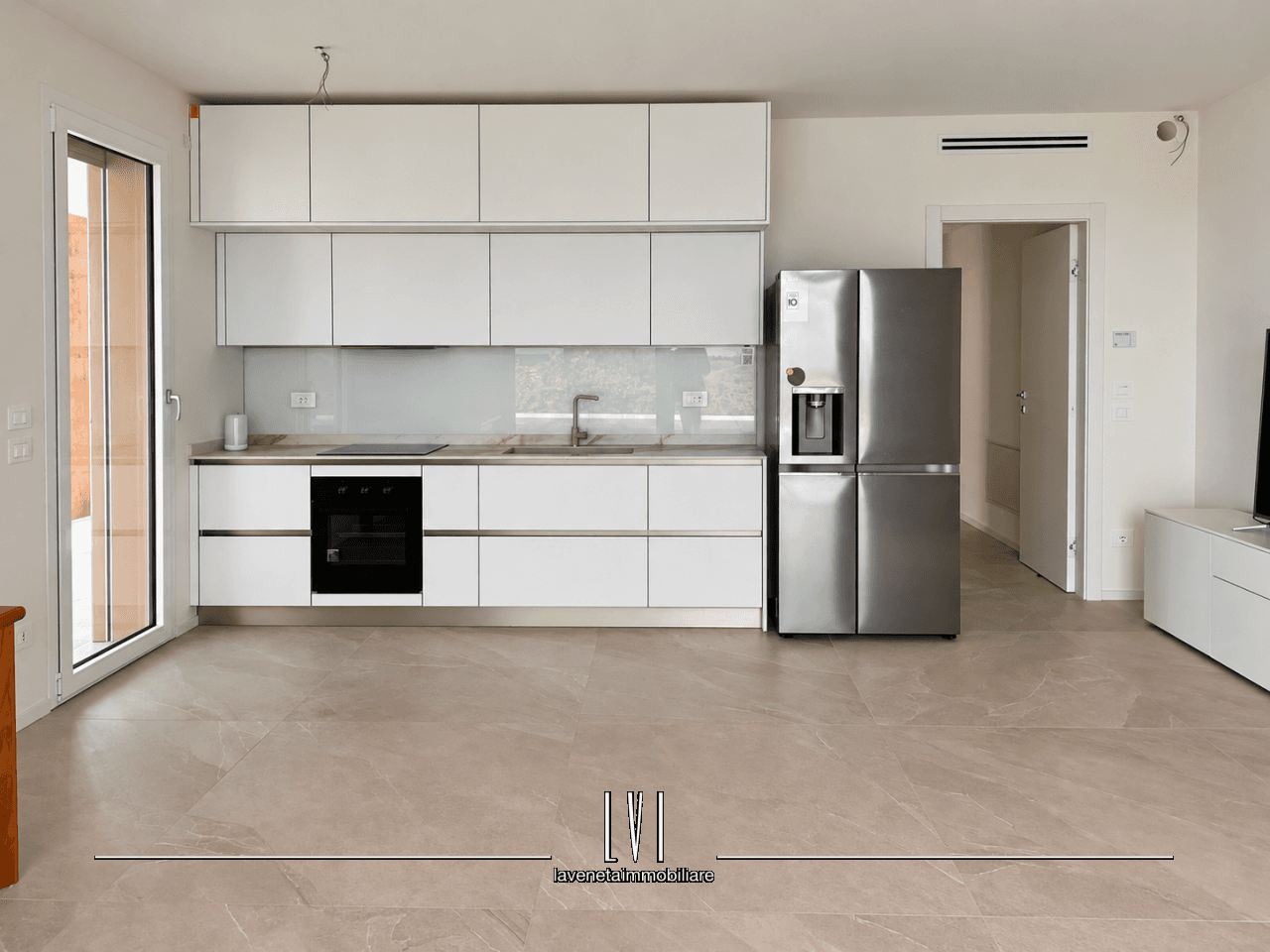 002 Cucina Minimalista Con Frigorifero Lg Wmk 0.png